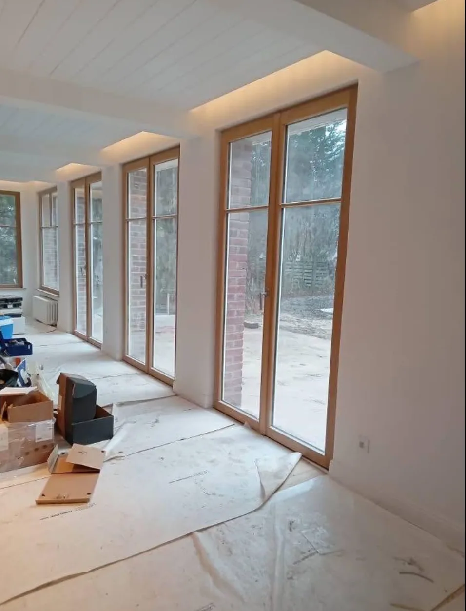 Chantier de peinture blanche dans une pièce très lumineuse
