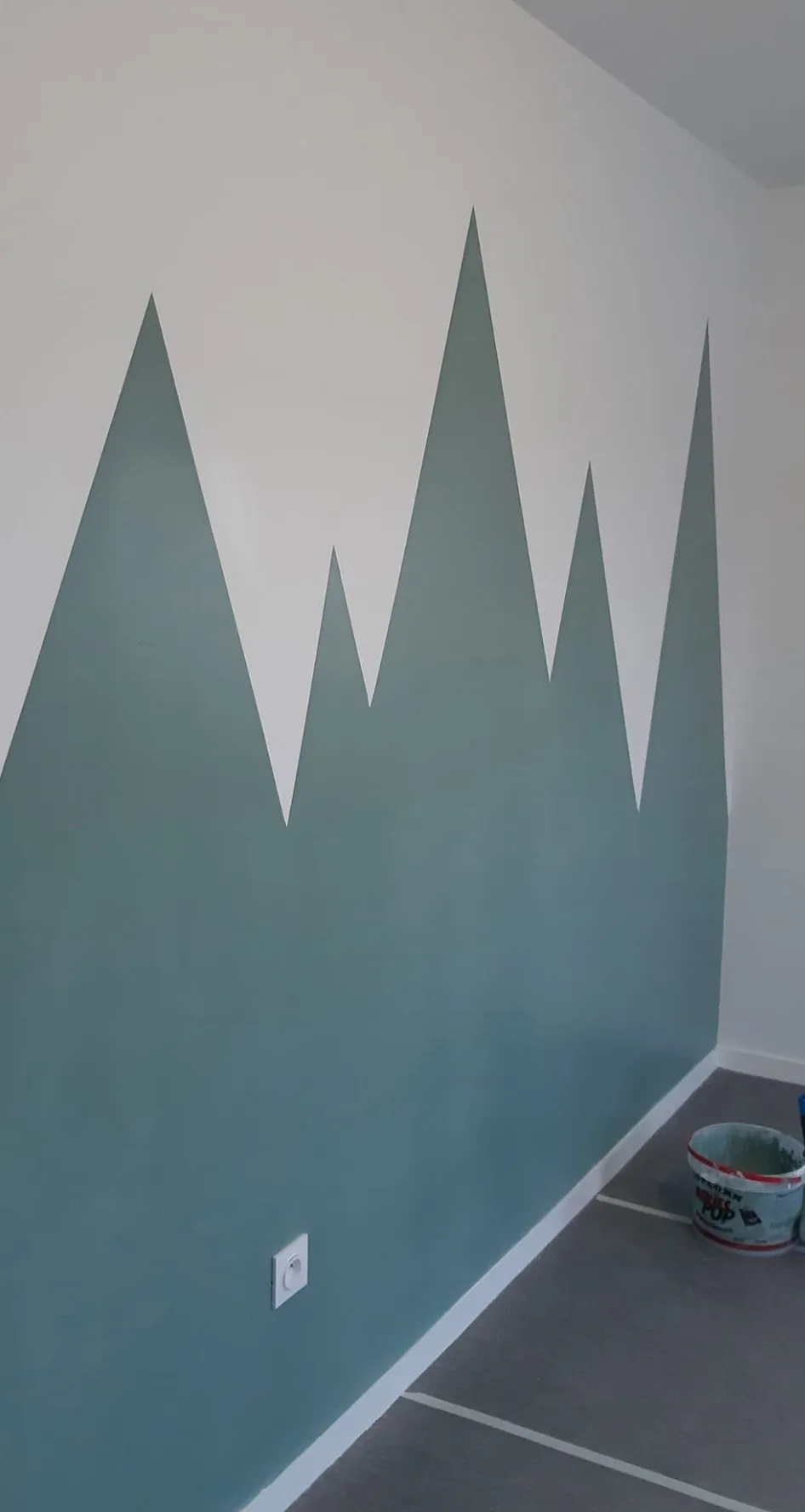 Peinture décorative géométrique verte et blanche