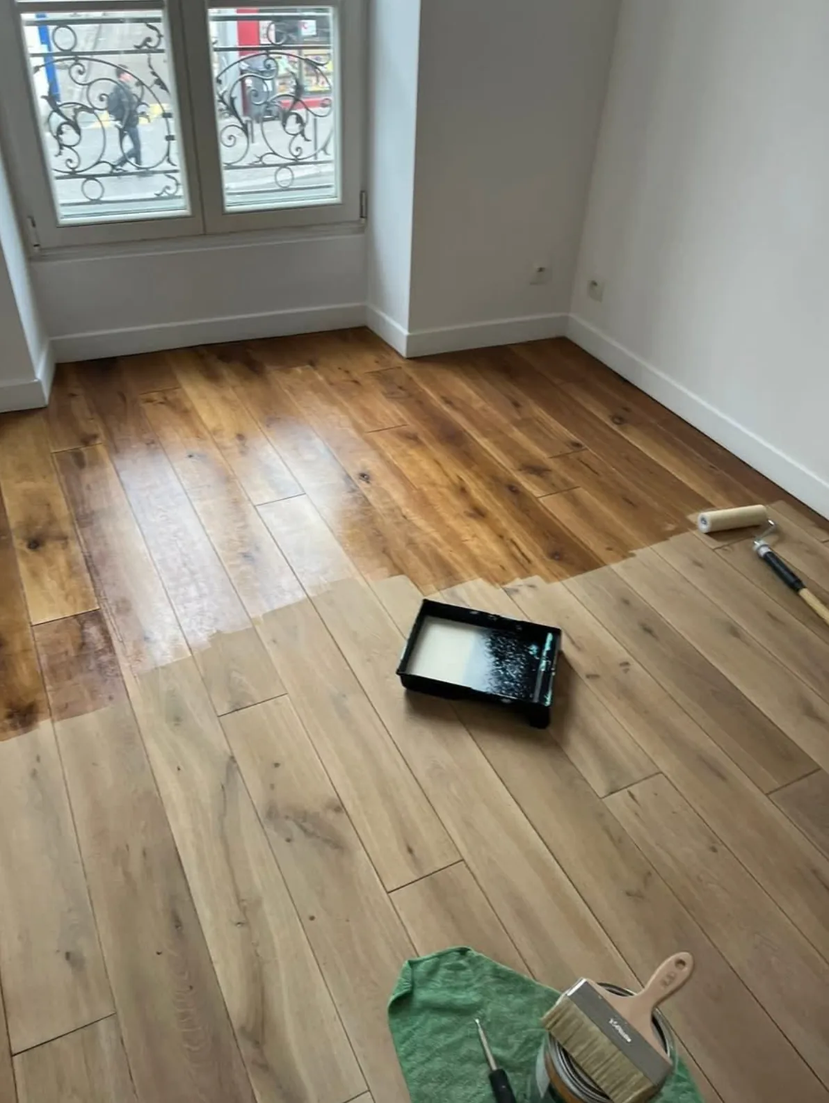 Parquet en bois en cours de finition dans une pièce rénovée